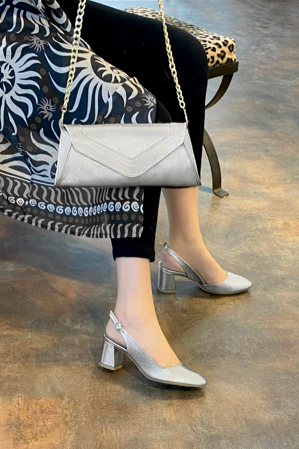 Light silver women's slingback shoes. Round toe. Medium flare heels. Worn view - Florence KOOIJMAN